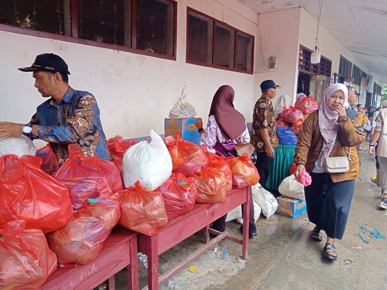 OSIS dan Pramuka SMKN 2 P anyabungan PEDULI BENCANA